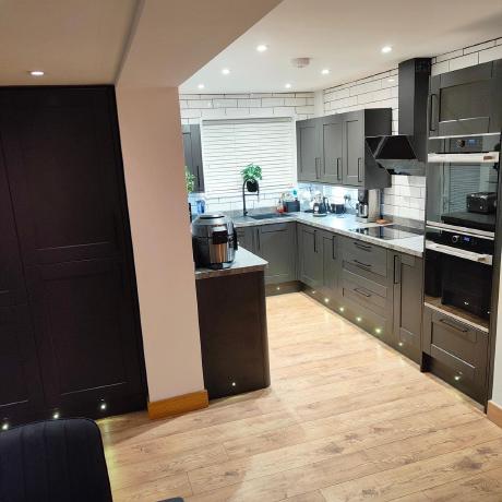 Under cabinet LED lighting installation